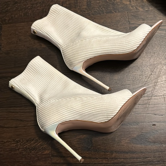 Steve Madden White Knit Forgo Pull On Peep Toe Heel size 9.5 (size 9 fit) - Picture 2 of 11